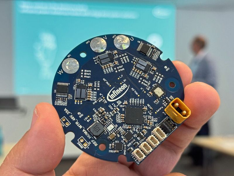 Integrated system solution: This compact circuit board serves as a highly integrated motor controller directly in the elbow joint of humanoid robots. (Image:mc/VCG)