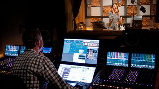 Das Setting aus dem Studio im Auto wiedergeben: Dolby verspricht diese Möglichkeit mit seinem Format „Atmos“ im Auto. (Bild: Dolby)