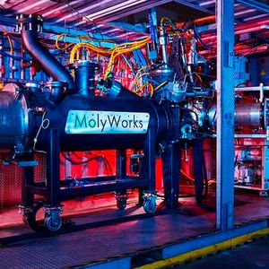 Das Greyhound-System besteht aus einem mobilen Schmelzofen und einer Pulverdüse, eingebaut in einem Container.(Bild:  MolyWorks)