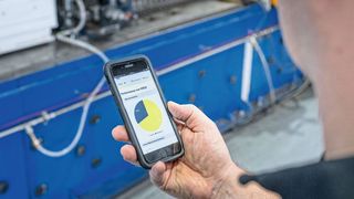 Zehn für die Wecubex-Produktion wichtige Maschinen sind vernetzt und liefern in Echtzeit Kennzahlen wie Auslastung, Maschinenzustände und Störgründe einfach aufs Handy. Mithilfe von Trumpf-Experten hat der Mittelständler seine Rohrbearbeitung auf digitalem Weg effizienter und produktiver gemacht. (Trumpf / M. Hintzen)