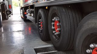 Ein Bremsprüfstand mit Lastsimulation wie dieser BD 8427 von Beissbarth beschleunigt den Prüfablauf deutlich, da die Fahrzeuge auch unbeladen ausreichend hohe Bremskräfte vor der Blockiergrenze erreichen. (Bild: Holz/»kfz-betrieb«)