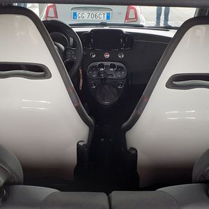 Für Fahrer und Beifahrer gibt es Schalensitze.(Bild:  Auto-Medienportal.Net/Axel F. Busse)