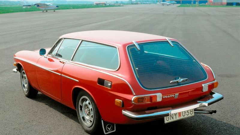 Marken-Ikone – Mit dem von Fans „Schneewittchensarg“ genannten Shootingbrake 1800 ES schrieb Volvo 1971 Designgeschichte, elf Jahre nach dem Debüt des Coupé-Basismodells Volvo P1800. (Bild: Volvo)