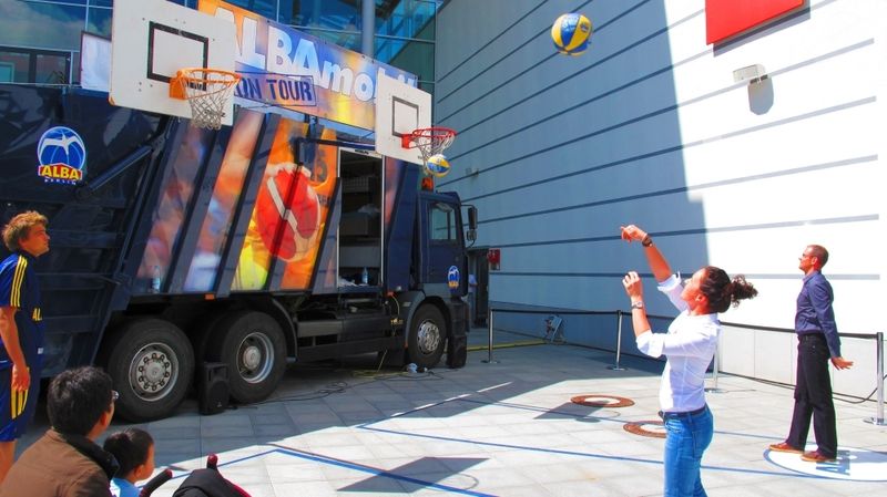 Beim Alba-Mobil können sich Messebesucher mit echten Basketballspielern messen. (Bild: PROCESS)