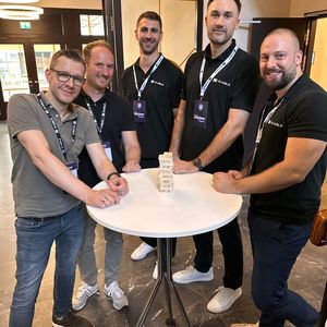 Wer hätte bei dem Holz-Spiel wohl die ruhigere Hand gehabt? (v. l.) Martin Walper und Alexander Schäfer (CompuGroup), Tobias Bartholomä, Keno Muratovic oder Simon Gassner (n-able)(Bild:  Vogel IT-Medien)