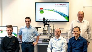 Dr. Sebastian Schaubach und Nils Langer (stehend, von links), Geschäftsführer von DataPhysics Instruments, freuen sich über die gelungene Zusammenarbeit mit Daniel Föste, Jonas Heelein und Matthias Leininger, den Gründern von droptical (sitzend, von links). (Bild: DataPhysics Instruments GmbH, Filderstadt)