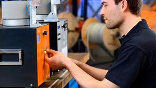 Ein auf alle Handgriffe hin optimierter Arbeitsplatz im Schaltschrankbau ist ein nicht zu unterschätzender Kostensenker im Fertigungsprozess. (Weidmueller Interface GmbH & Co. KG)