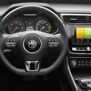 Das Bedienkonzept des MG ZS EV lenkt den Fahrer am stärksten ab. Zu diesem Ergebnis kommt eine Analyse von „What Car?“, die 20 Modelle verglichen.