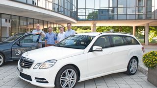 Automatisierte Versuchsfahrzeuge der Universität Ulm mit dem Kernentwicklungsteam. Das neue Auto ist im Vordergrund zu sehen. (Bild: Uni Ulm)