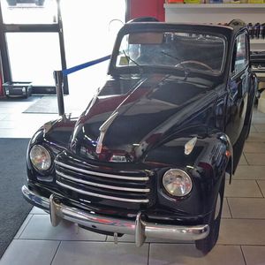 Auch der ältere Bruder, der Fiat 500 Topolino, sagt in einem anderen Betrieb den eintretenden Kunden „Hallo“.(Bild:  Schreiner/»kfz-betrieb«)