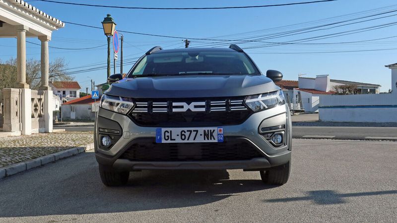 Mit dem neuen Logo wirkt die Front moderner als zuvor. (Bild: Simon – »kfz-betrieb«)