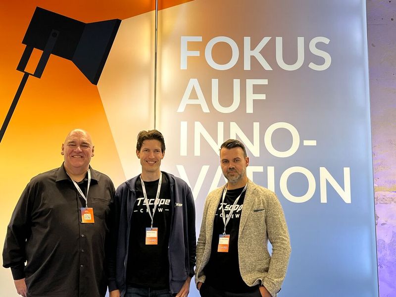 Oliver Gorges, Benjamin Mund und Dr. Oliver Charles von der ITscope-Geschäftsführung (v.l.) begrüßen die Gäste der FutureWork Expo 2025 in Karlsruhe. (Bild: Vogel IT-Medien)