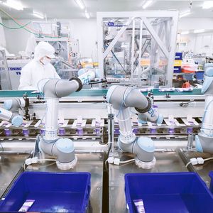Cobots von UR unterstützen Fachpersonal hier in Sachen Materialumschlag.(Bild:  Universal Robots)