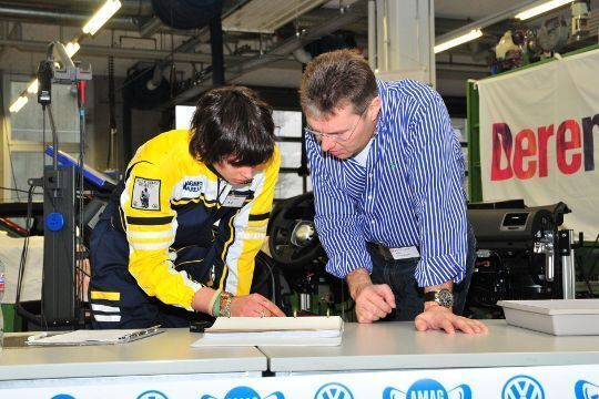 Der Südtiroler Kfz-Verband war gleich mit drei Teilnehmern angereist. Florian Inhofer erläutert hier dem Deutschen Experten Rudolf Angerer seine Vorgehensweise bei der Diagnose des Airbag-Systems. (Archiv: Vogel Business Media)