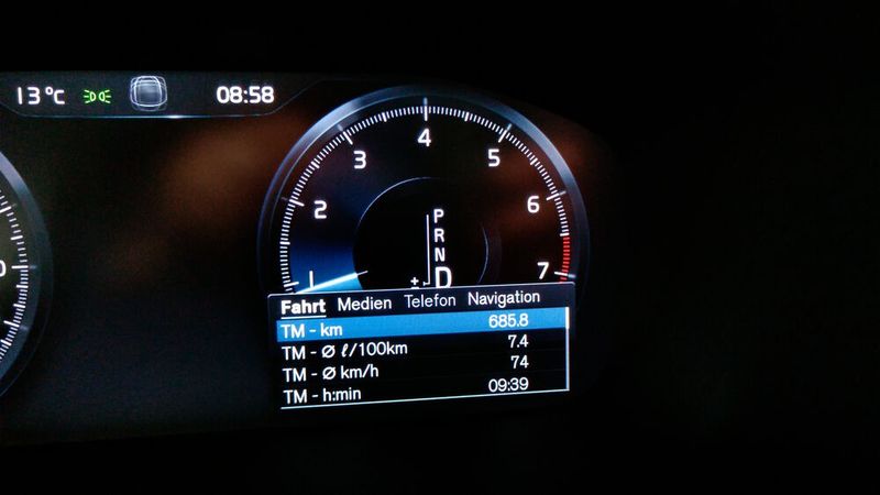 Und was verbraucht der V60 CC? Bei um die 130 km/h auf der Autobahn sind es rund 8,5 Liter. Bei gemischter Strecke mit Überlandfahrten waren auch 7,2 Liter möglich. Im Schnitt lag der Verbrauch dazwischen. Sehr gut funktioniert die Segelfunktion im Eco-Modus: Das Aus- und Einschalten des Motors klappt unauffällig. (Bild: Thomas Günnel/Automobil Industrie)