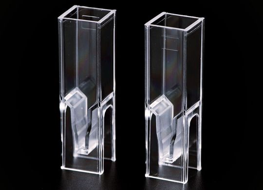 Je nach Anwendung, hier in Form von Cuvetten für Laboruntersuchungen, kann das hoch transparente zyklische Block-Copolymer (CBC) Vivion anstelle von Glas eingesetzt werden. (Bild:  USI Corporation)