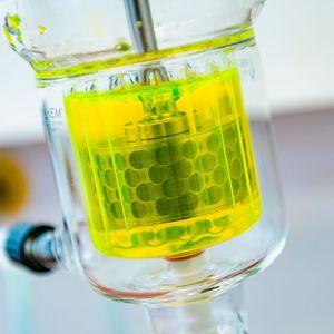 Der Enzymreaktor aus nächster Nähe: In der Flüssigkeit versehen die Enzyme ihre Arbeit.