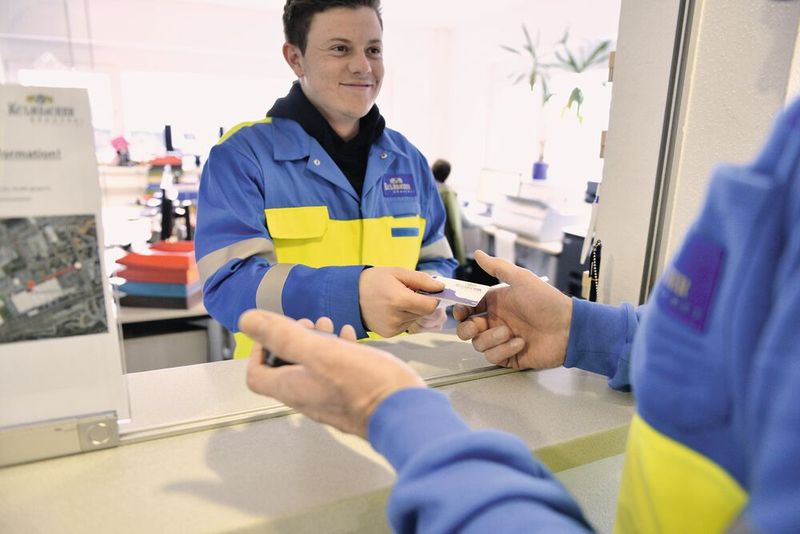 Übergabe der Chip-Karte an den Fahrer zur Einfahrt auf den in SAP EWM verwalteten Hofbereich. (Bild: IGZ)