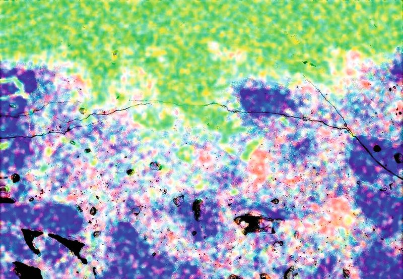 Bild 1: Durch Standzeitverlängerungen von Feuerfestkeramiken (im Bild eine REM/EDX-Aufnahme) lässt sich die Wirtschaftlichkeit von Hochtemperaturanlagen deutlich steigern. (Bild: WZR)