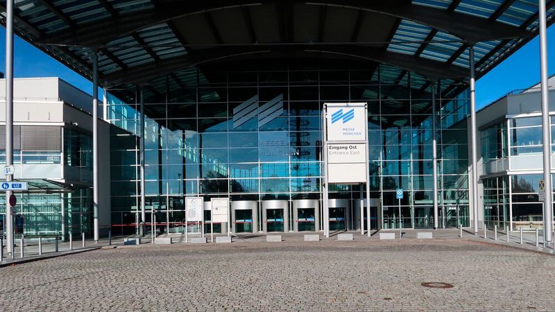 Der Andrang der Journalisten zur IAA 2023 ist nicht mit dem Andrang zu früheren Frankfurter Veranstaltungen vergleichbar. Die Messegesellschaft scheint es geahnt zu haben und ließ den Eingang Ost zum Pressetag geschlossen. (Bild: Diehl – VCG)