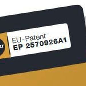 Waxar, Spezialist für betriebssystemunabhängige Backup-Lösungen, zeigt mit dem ImageStick eine Datensicherungslösung für PC-basierte Steuerungssysteme auf den Markt. Die Backup-Software, die in einen USB-Stick integriert ist, erstellt auf diesem USB-Stick eine Kopie sämtlicher Daten, die sich auf dem produktionsrelevanten Datenträger des Industrie-PCs befinden. Weitere Speichermedien werden nicht benötigt. 
Neben dem Betriebssystem werden auch die Daten zu kundenspezifischen Anpassungen Bit für Bit erfasst. Bei einem Ausfall des Systems infolge der Korruption, der Manipulation oder dem Verlust von Daten lassen sich daher alle Daten sowie die Funktionalität des Systems vollständig wiederherstellen. Backup und Wiederherstellung sind in Minutenschnelle erledigt. Da die beiden Prozesse automatisiert ablaufen, sind in der Regel spezielle IT-Kenntnisse für die Bedienung nicht erforderlich. 
Der Waxar ImageStick eignet sich für Betreiber automatisierter Produktionssysteme, die Stillstandzeiten von Maschinen und Anlagen minimieren wollen. 
WAXAR Data Saving Systems auf der SPS IPC Drives 2018: Halle 6, Stand 6-240