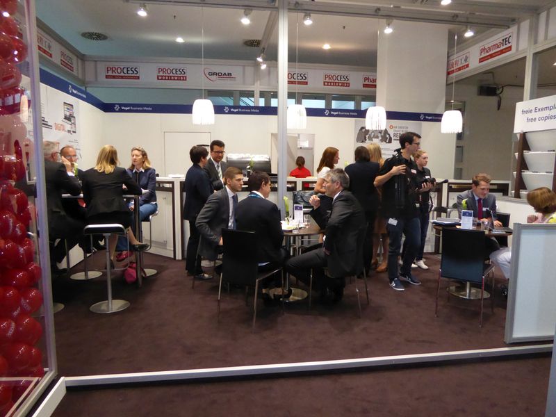 Hinter den Kulissen von Achema-TV und der Achema-DailyDer vollbesuchte Messestand am Dienstag Nachmittag. (Bild: PROCESS)