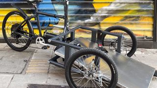 Elektronio aus dem griechischen Thessaloniki stellt maßgeschneiderte Elektrofahrräder wie dieses Lastenradmodell „Kouvala.e“ her. Dazu passt der integrierte Mittelmotor Pendix „gDrive“, der 2025 auf den Markt kommen soll. (Bild: Elektronio)