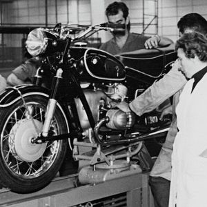 1949 begann die Fertigung von Motorradteilen für das Münchner Stammwerk. Als Ende der 1960er die steigenden Produktionszahlen der Kfz-Sparte in München eine Verlegung der Motorradproduktion erforderlich machte, fiel die Wahl auf das Berliner Zulieferwerk. 1969. startete die Endmontage von BMW R 60/2 in Spandau(Bild:  BMW AG)
