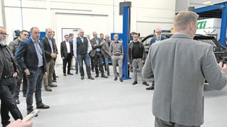 Beim KTI in Loh­felden konnte sich die Arbeitsgruppe unter anderem über Diagnosemöglichkeiten bei BEVs informieren, insbesondere bezüglich der Hochvoltbatterie. (Bild: Wenz | VCG)