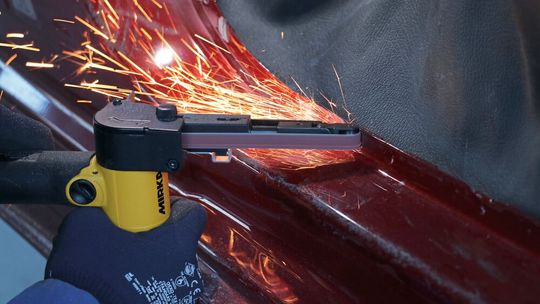 Geschwindigkeit und Druck bestimmen, wie schnell der Schweißpunkt abgetragen wird. Geschwindigkeit und Druck bestimmen, wie schnell der Schweißpunkt abgetragen wird.