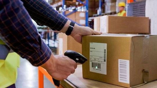 Scanner, Tablets und Handhelds bilden das technologische Rückgrat moderner Lieferketten. Wenn die ausfallen, wird's schwierig ...(Bild:  istock-simonkr)