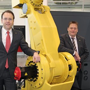 Erwarten vom Zusamenschluss der Fanuc-Divisionen ein deutliches Wachstum: Olaf C. Gehrels, President der Fanuc Europe Corporation S. A. (l.) und Olaf Kramm, Geschäftsführer der Fanuc Deutschland GmbH.