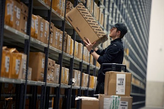 Blick ins Fristad-DC: Das Unternehmen baut sein E-Commerce-Geschäft in Europa mit einem neuen Webshop für Deutschland weiter aus.(Bild:  Fristads)