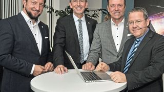 Wollen digitale Chancen nutzen: (v.li.) Marcus Büttner (Hauptgeschäftsführer), Frank Mund (Präsident), Wilhelm Hülsdonk (Vize-Präsident) und IT-Berater Tobias Schrödel.  (Bild: Zietz/»kfz-betrieb«)