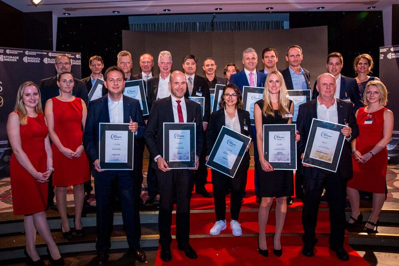 Die Gewinner der IP-Insider-Awards 2019 aus allen Kategorien im Gruppenbild mit Chefredakteur Andreas Donner (links außen) und den rot gekleideten Award-Feen. (Bild: artful rooms / VIT)