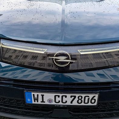 Beim neuen Grandland sind das Markenlogo vorn und der Opel-Schriftzug an der Heckklappe beleuchtet – besonders brillant kommt das bei Tageslicht aber nicht raus. (Bild: Rosenow – VCG)