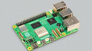 Der neue Raspberry Pi 5 ist an den MIPI-Kamera-Schnittstellen und der fehlenden Audiobuchse erkennbar. An deren Stelle sitzt jetzt ein vierpoliger Power-over-Ethernet-Anschluss. (Bild: Raspberry Pi Foundation)