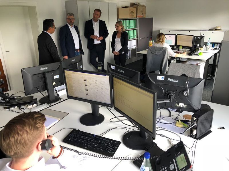 Um Interessente online abholen und offline ins Autohaus bringen zu können, hat Torpedo ein eigenes Internetverkaufsteam etabliert. Die Jury des Internet Sales Awards bekam Einblicke in die Arbeitsweise des Teams. (Faust / »kfz-betrieb«)
