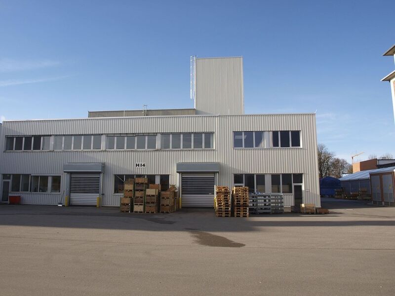 Der Neubau des eingassigen Hochregallagers mit doppeltiefer Palettenlagerung in Silobauweise (Gasse 7) inklusive Fördertechnikanbindung. (Bild: Hörmann Logistik)