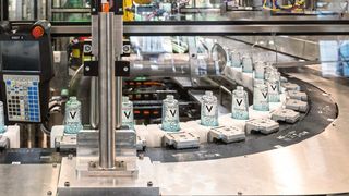 In dieser L´Oreal Befüllanlage für flüssige Kosmetika wurden sechs vorher separate Produktionszellen in nur eine Anwendung integriert. (Nicolas LEBLANC / item)