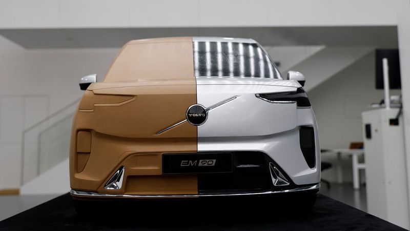 Ein Tonmodell des neuen Volvo EM90 im Designzentrum. (Bild: Weigl/Volvo)