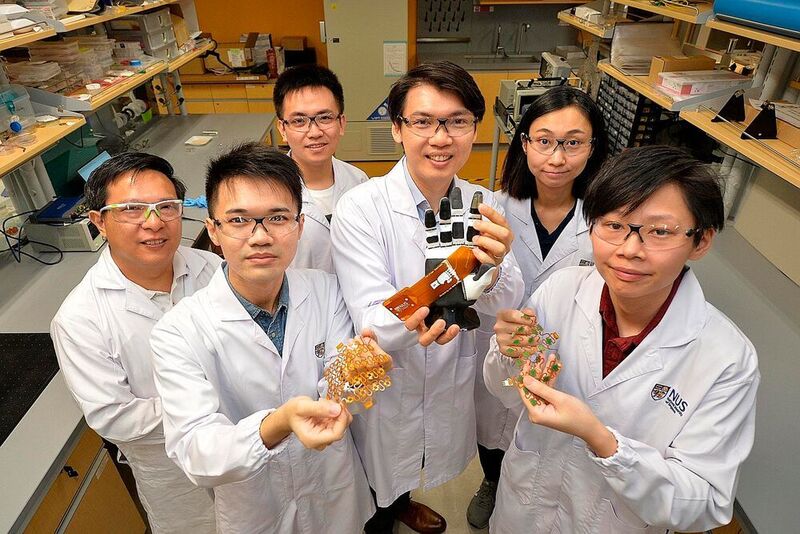 An der National University of Singapore (NUS) haben Wissenschaftler eine E-Haut entwickelt, die 1.000 Mal schneller auf Reize reagiert als eine menschliche Haut. (NUS National University of Singapore/ Shintaro Tay)