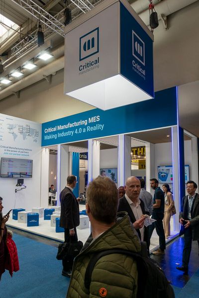 Critical Manufacturing ist bekannt für sein MES, zu dem man sich auch in diesem Jahr Informationen einholen konnte. Hierfür war ein Roboterarm installiert, der eine Montagestation simulieren und es Besucherinnen und Besuchern erlauben sollte, das MES zu testen, indem sie selbst ein Produkt zusammenbauen konnten. (Bild: Vogel Communications Group)