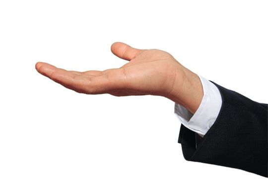 Durch die Inflation erleben Mitarbeiter derzeit einen Kaufkraftverlust und versuchen diesen, durch ein höheres Gehalt auszugleichen.(Bild:  Composer - stock.adobe.com)