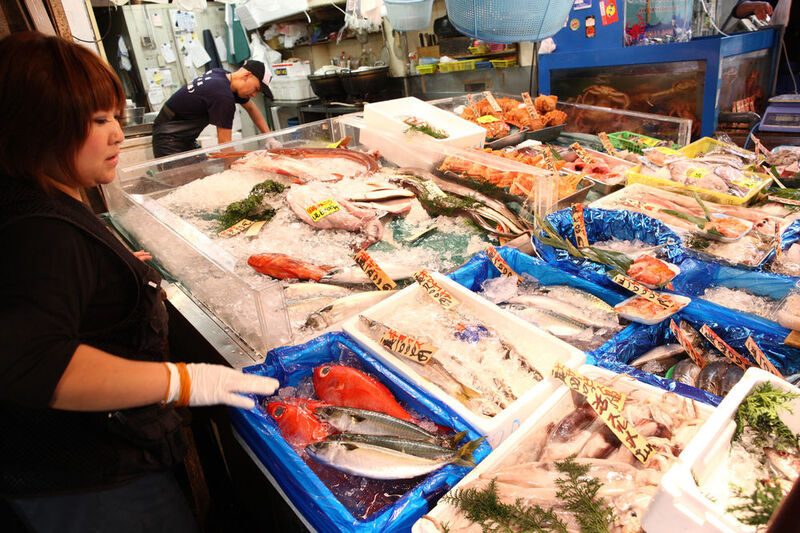 Rund 147 Millionen Tonnen Fisch wurden 2014 weltweit verzehrt. Um die wachsende Weltbevölkerung ernähren zu können, werden bis 2030 weitere 50 Millionen Tonnen gebraucht. Im Bild: Der Fischmarkt in Tokio. (Evonik/Karsten Bootmann)
