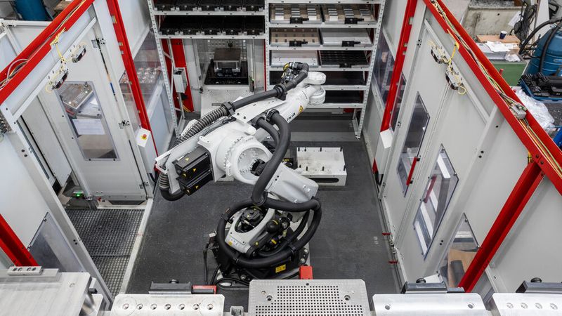 The automatic pallet and workpiece handling system enables KW Solution to operate unmanned, even at night. (Source: Hermle)