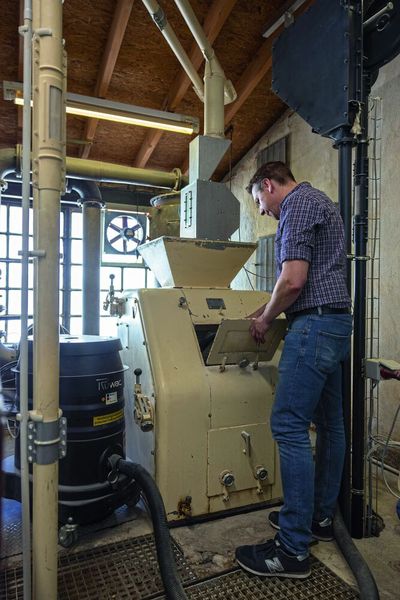 Nicht nur im Umfeld des Saugers kann gesaugt werden, sondern auch im Geschoss darunter, denn der Sauger ist über eine Rohrleitung mit einem Absaugarm am Schüttelsieb verbunden.  (Bild: Ruwac Industriesauger)
