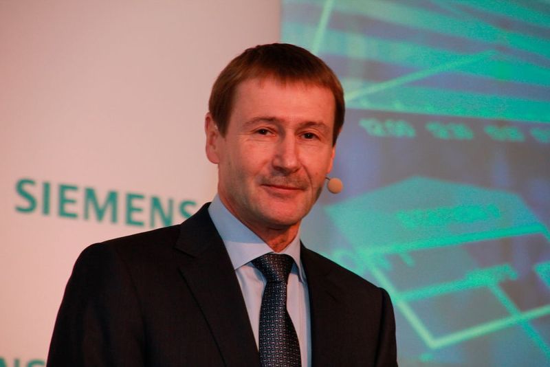 Klaus Helmrich, Mitglied des Vorstands der Siemens AG, sagte anlässlich einer Pressekonferenz auf der SPS IPC Drives 2015: „Wir haben das Wachstumspotenzial durch Digitalisierung in der diskreten Fertigungs- und in der Prozessindustrie frühzeitig erkannt und mit dem Digital-Enterprise-Portfolio unser Angabot konsequent darauf ausgerichtet. Mit konkreten Produkten und Lösungen zeigen wir in diesem Jahr, wie unsere Kunden schon heute Schritt für Schritt in Richtung Industrie 4.0 gehen können.“ (Bild: Reinhold Schäfer)