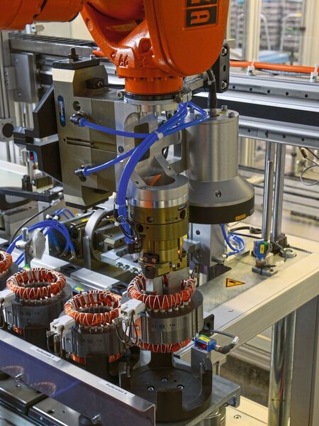 Die Statoren werden von dem Kuka Roboter nach der Prüfung an einer Wendestation abgelegt. (Kuka)