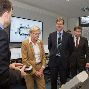 v.l.n.r.: Prof. Imiela, Staatssekretärin Dr. Johannsen, Prof. Niemann, Prof. von Helden bei der Führung durch die Industrie 4.0 Modellfabrik